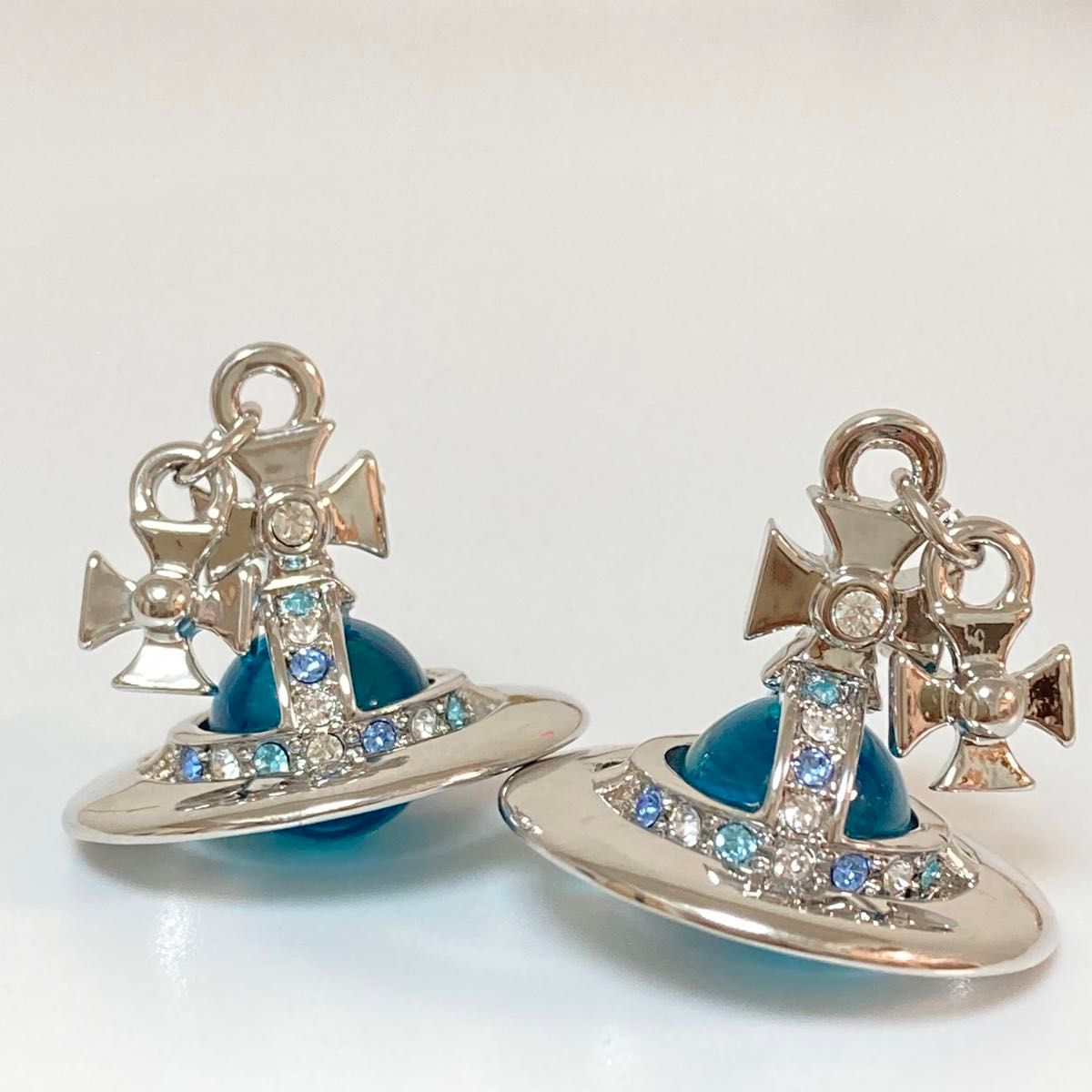 ヴィヴィアン タイニーオーブピアス シルバー×ライトブルー ヴィヴィアン タイニーオーブピアス シルバー×ライトブルー