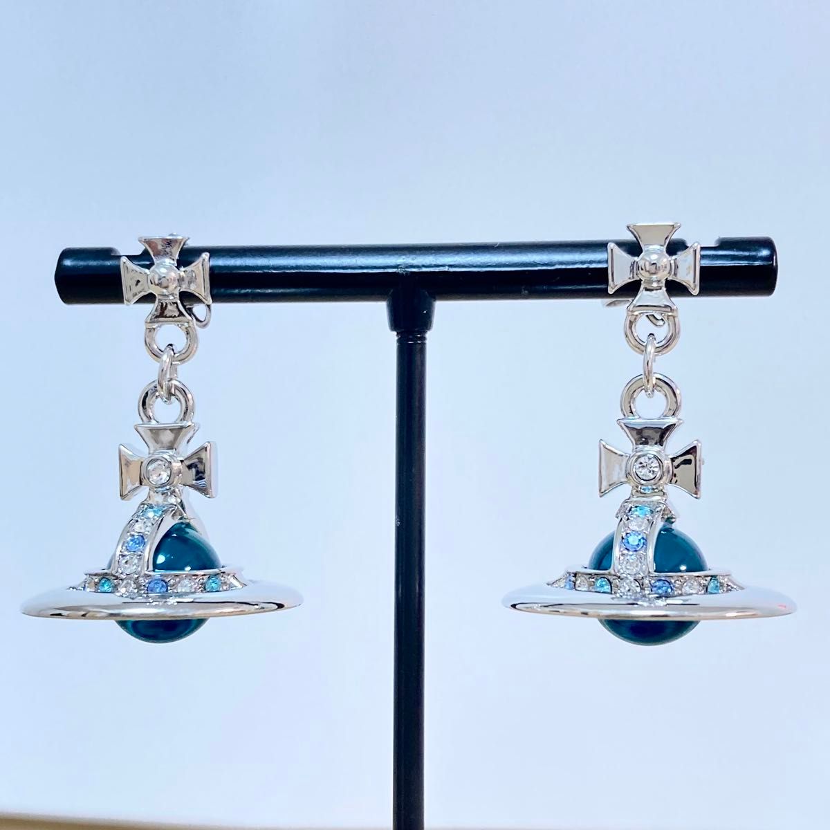 ヴィヴィアン タイニーオーブピアス シルバー×ライトブルー ヴィヴィアン タイニーオーブピアス シルバー×ライトブルー