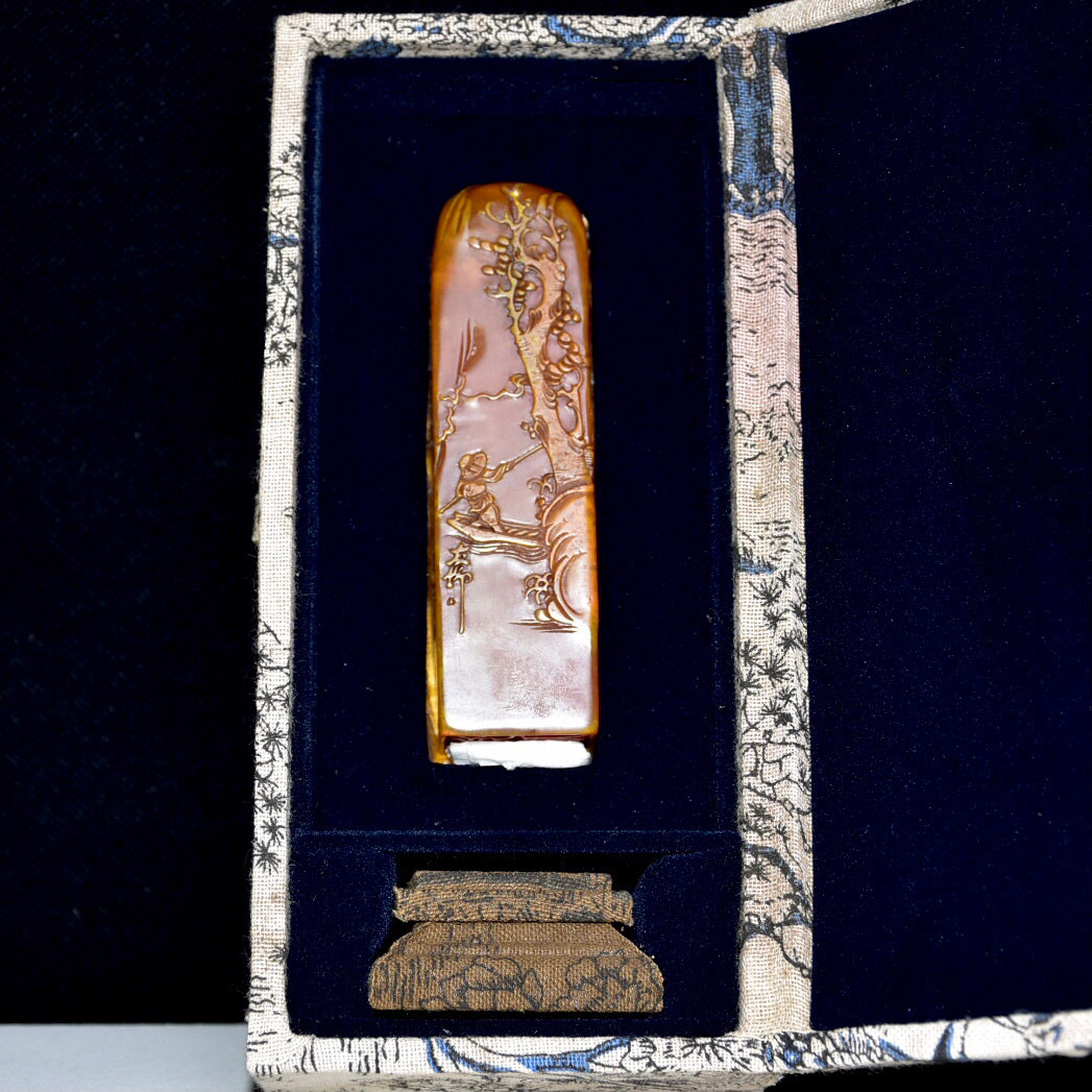 蔵友館蔵品・寿山石・田黄石・細密彫・松下老人紋印章・箱付 蔵友館蔵品・寿山石・田黄石・細密彫・松下老人紋印章・箱付