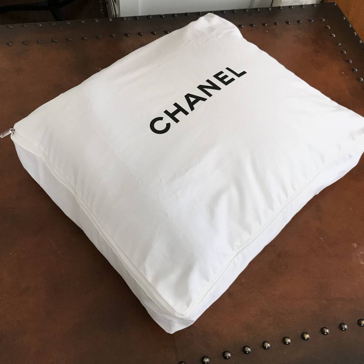 シャネル CHANEL ロゴ入り ホワイト×ブラック クッションカバー シャネル CHANEL ロゴ入り ホワイト×ブラック クッションカバー