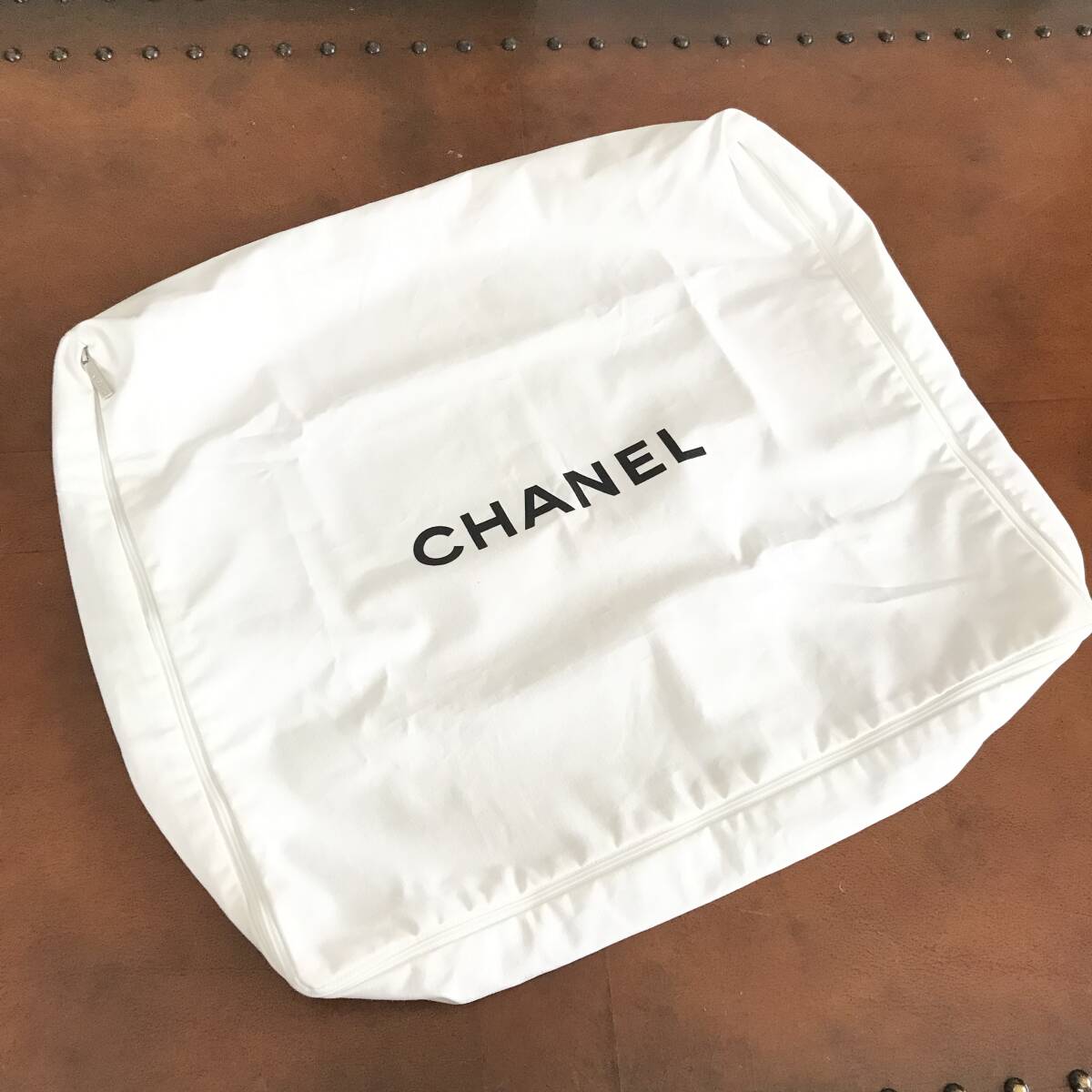 シャネル CHANEL ロゴ入り ホワイト×ブラック クッションカバー シャネル CHANEL ロゴ入り ホワイト×ブラック クッションカバー