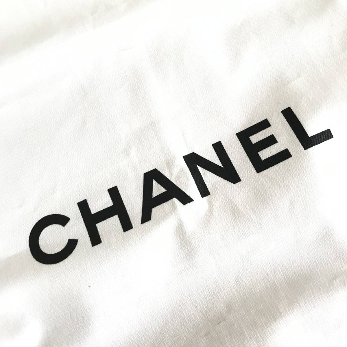 シャネル CHANEL ロゴ入り ホワイト×ブラック クッションカバー シャネル CHANEL ロゴ入り ホワイト×ブラック クッションカバー
