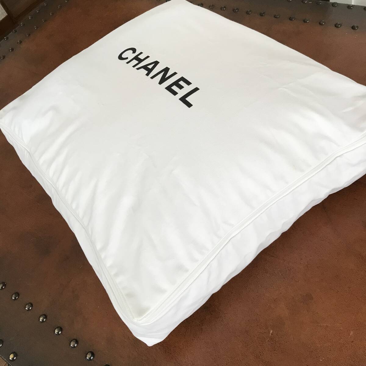シャネル CHANEL ロゴ入り ホワイト×ブラック クッションカバー シャネル CHANEL ロゴ入り ホワイト×ブラック クッションカバー