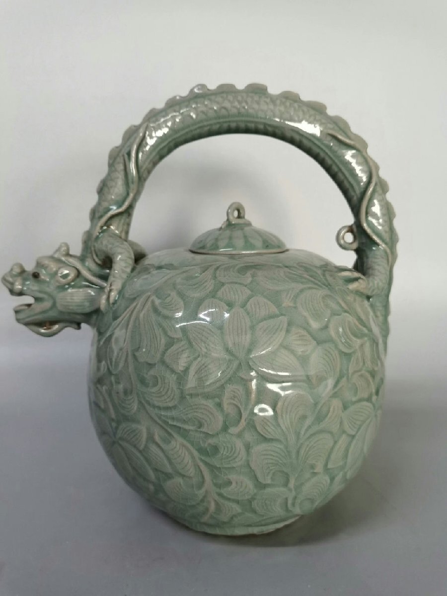 李朝 青白磁 ドラゴン壺 木箱付き