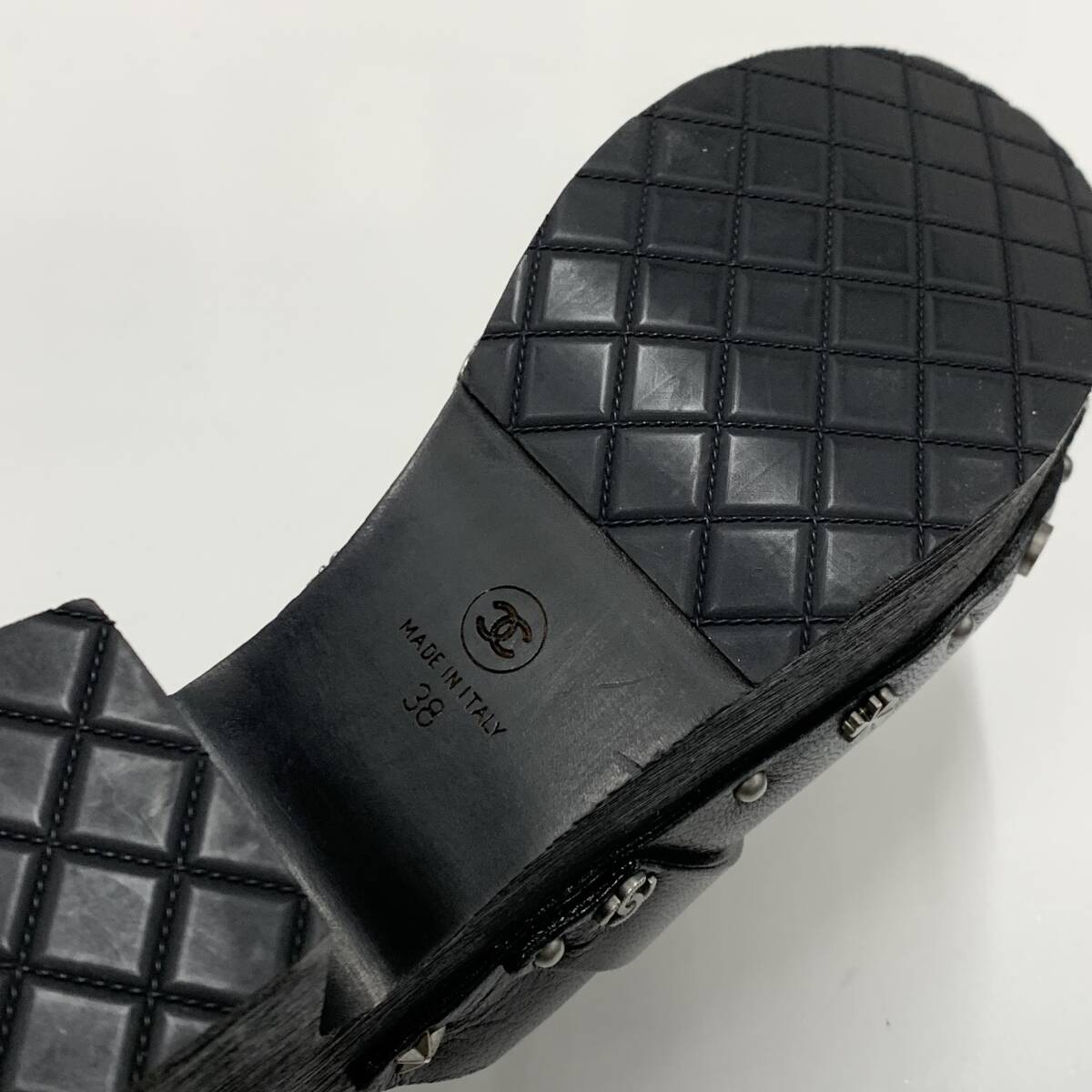 M10324 シャネル レザー ココマーク アイコン スタッズ サボ M10324 シャネル レザー ココマーク アイコン スタッズ サボ