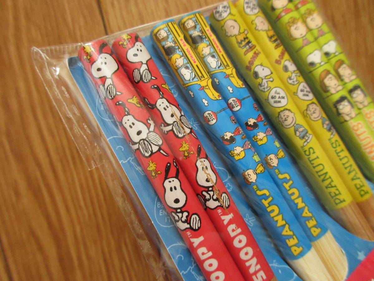 赤いお箸にキズ・塗装の剥げがあります。