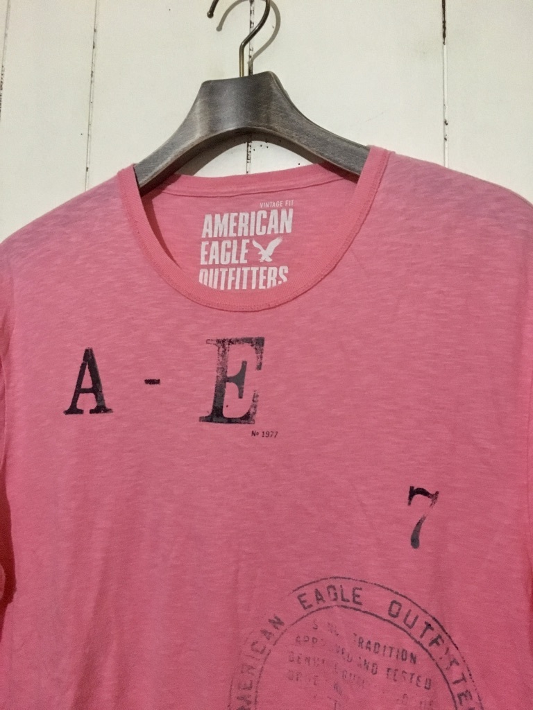 美品☆AMERICAN EAGLE アメリカンイーグル 半袖Tシャツ 半袖カットソー M/M ピンク ステンシル 英字プリント VINTAGE FIT_画像3