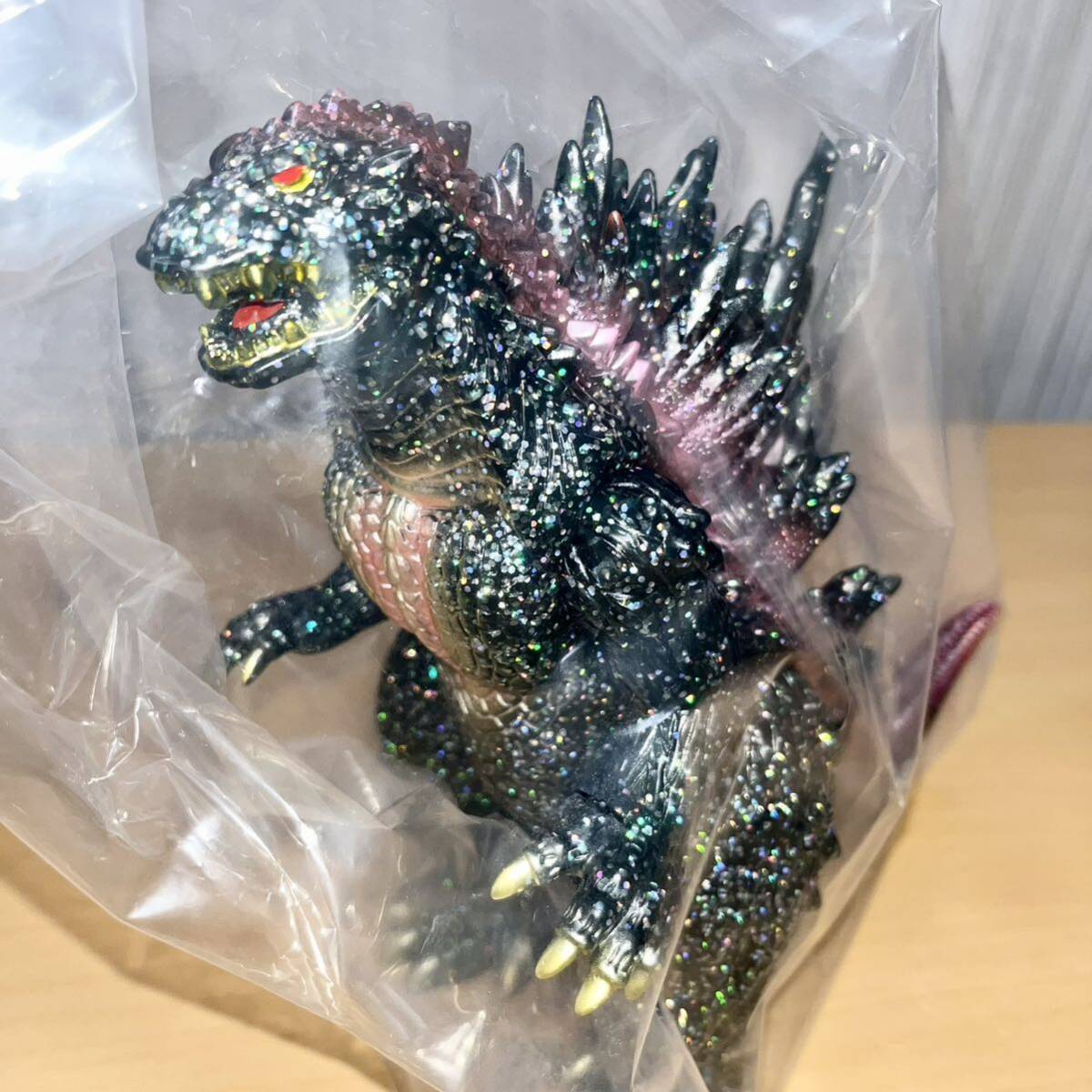 赤目 ゴジラ 1999 ピンク Dark Sparkle Pink ミレニアム 2000 赤目 ゴジラ 1999 ピンク Dark Sparkle Pink ミレニアム 2000