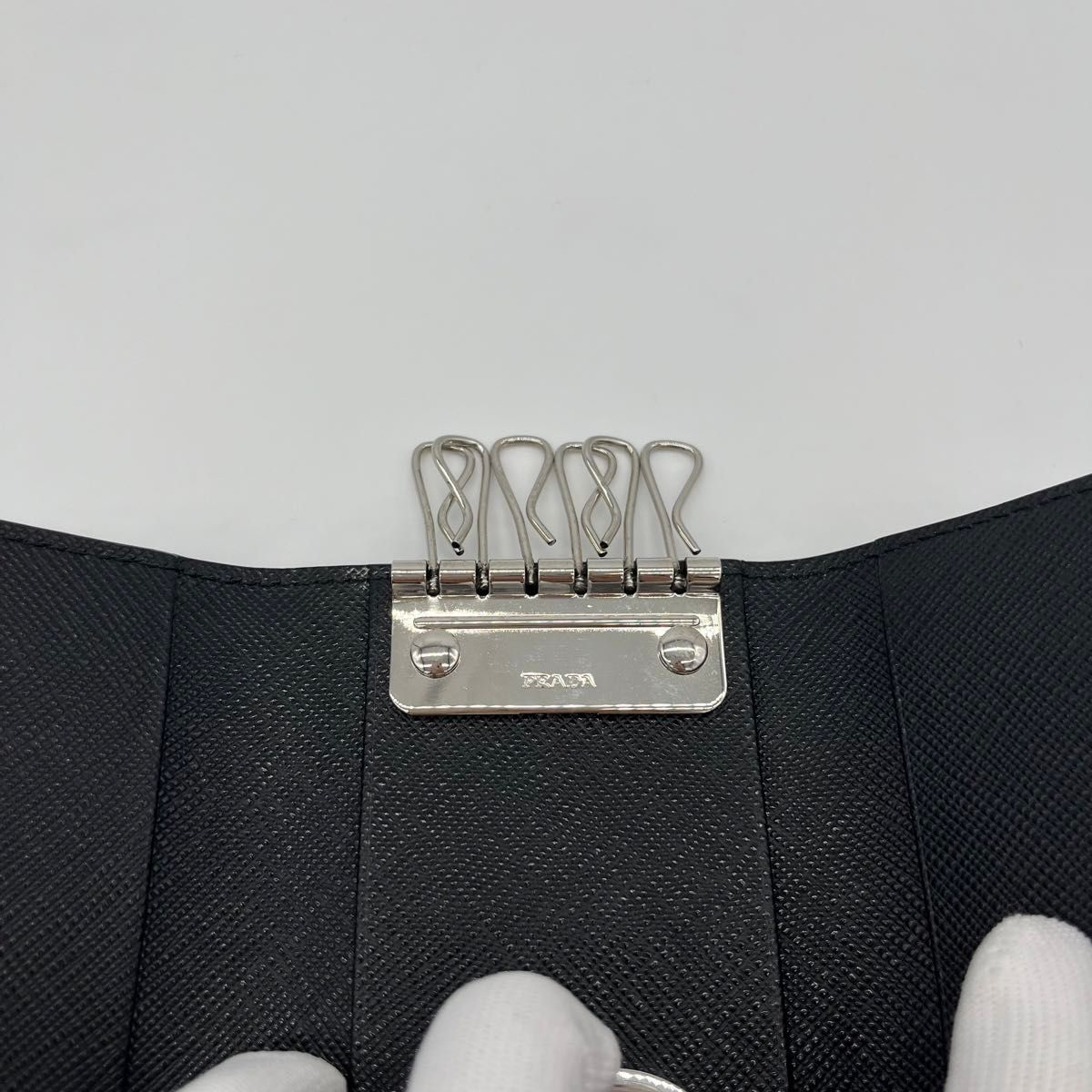 【極美品】PRADA プラダ 6連キーケース サフィアーノ レザー 2PG002 リング ブラック 箱 ギャランティカード 小物 【極美品】PRADA プラダ 6連キーケース サフィアーノ レザー 2PG002 リング ブラック 箱 ギャランティカード 小物
