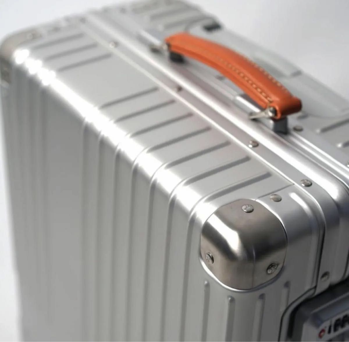 新品 イノベーター innovator 36L アルミ 機内持込み スーツ 新品 イノベーター innovator 36L アルミ 機内持込み スーツ