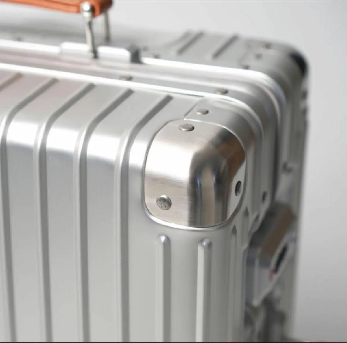 新品 イノベーター innovator 36L アルミ 機内持込み スーツ 新品 イノベーター innovator 36L アルミ 機内持込み スーツ