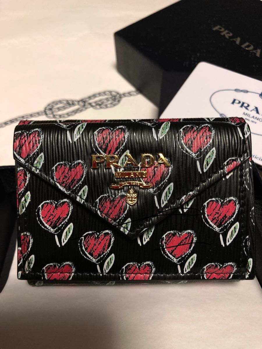 新品 プラダ ハート&黒 PRADA 三つ折り財布 1MH021 一点のお 新品 プラダ ハート&黒 PRADA 三つ折り財布 1MH021 一点のお