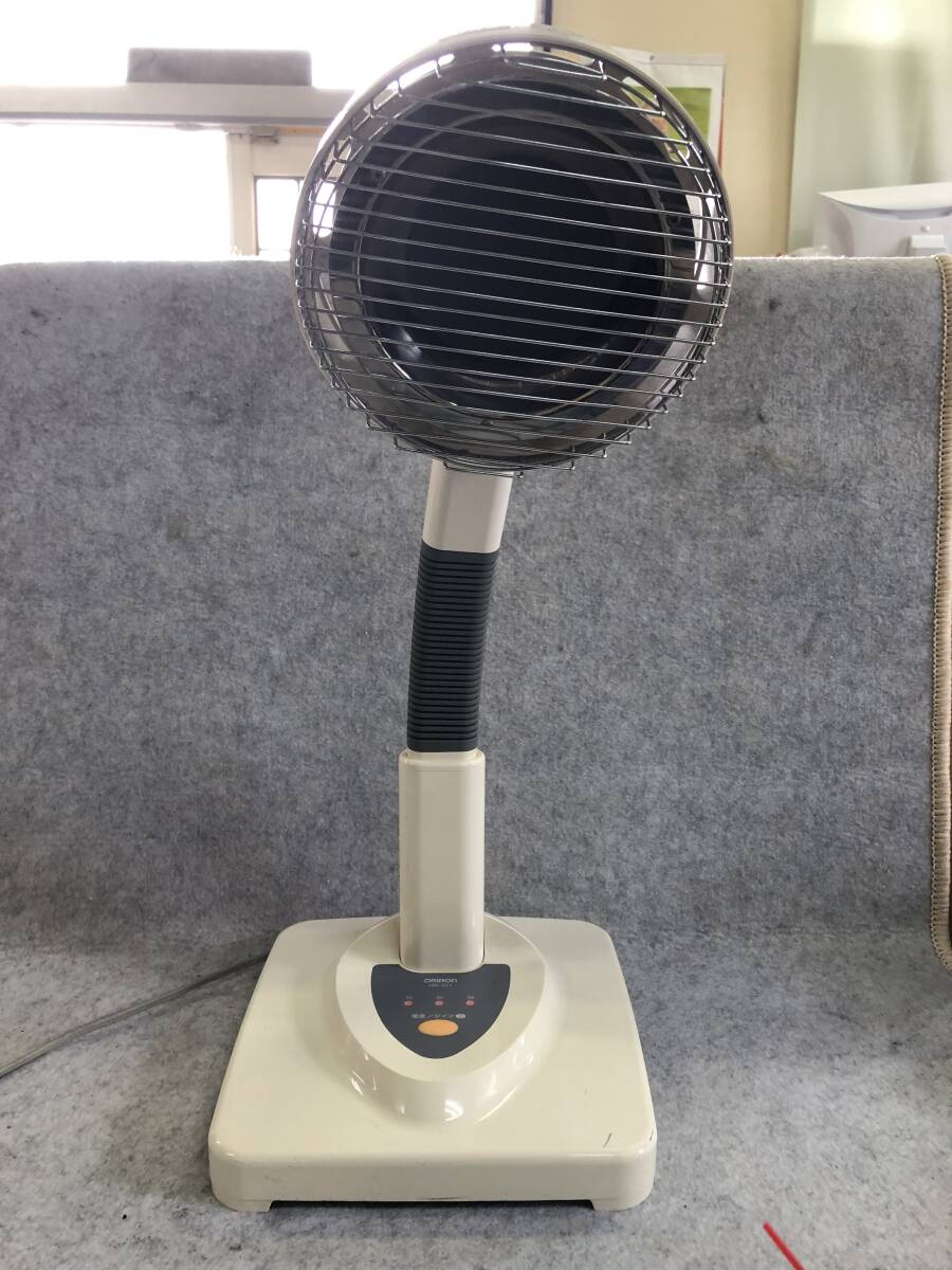 動作品 K-3135 OMRON/オムロン　タイマー付き 赤外線治療器　温熱効果　HIR-221　腰痛 肩こり
