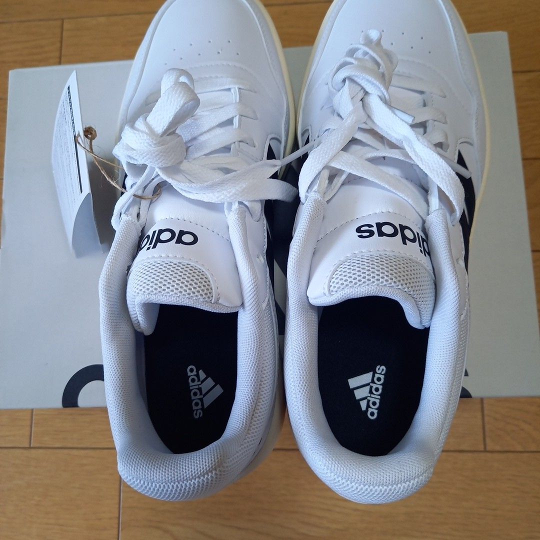 新品未使用タグつき adidas スニーカー HOOPS 3 0 25 5センチ 新品未使用タグつき adidas スニーカー HOOPS 3 0 25 5センチ