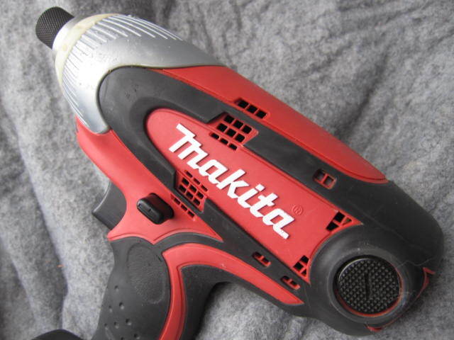 ☆きれいです。連続作業に最適コード式。makita マキタ インパクトドライバ 6955 赤 中古☆