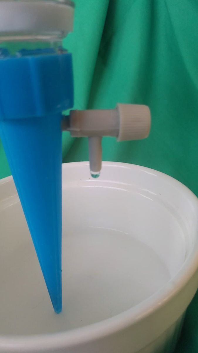 自動給水キャップ、自動給水器、自動水やり器、じょうろ、散水、旅行、ガーデニング
