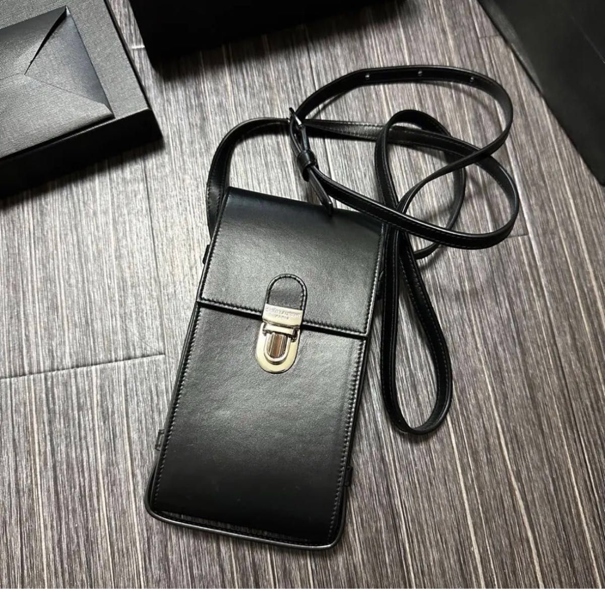 YSL イヴサンローラン ロゴ スマホショルダー フォンホルダー YSL イヴサンローラン ロゴ スマホショルダー フォンホルダー