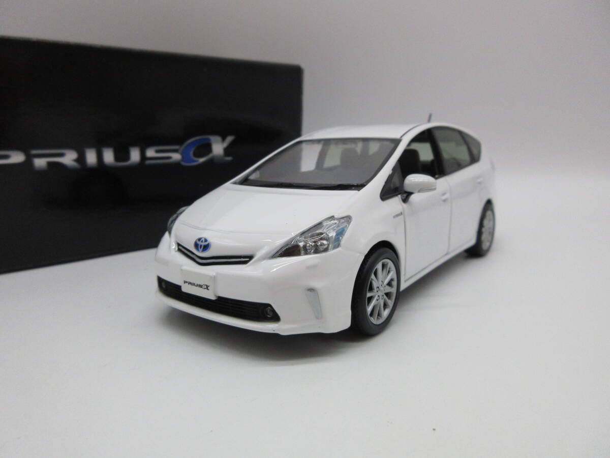 1/30 トヨタ プリウスα プリウスアルファ 前期　非売品 カラーサンプル ミニカー　スーパーホワイトⅡ