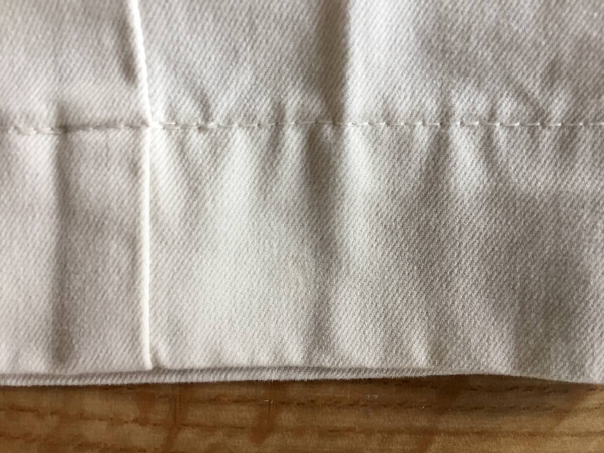 裾に僅かな汚れがみられます