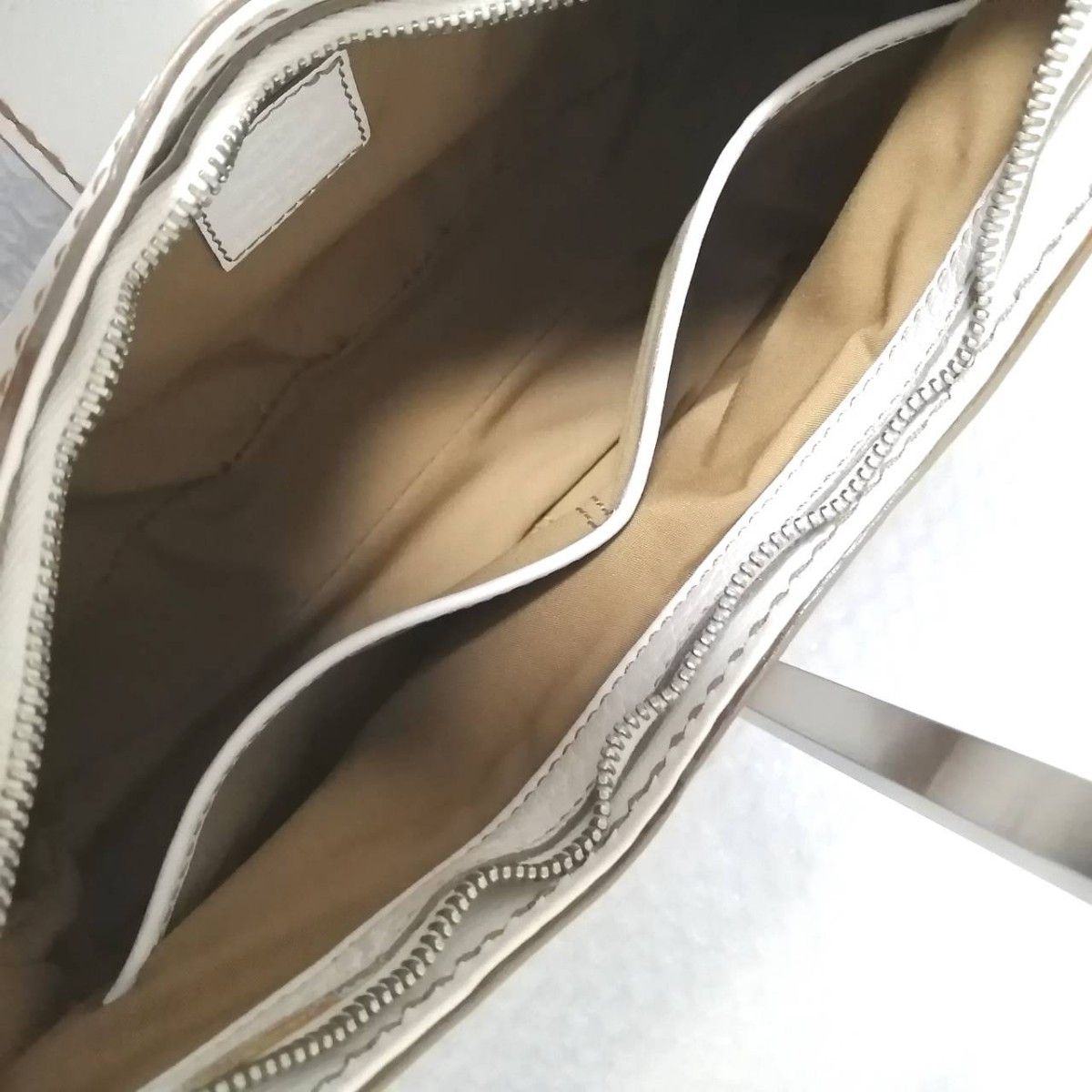 期間限定SALE【極美品】TOD'S トッズ ワンショルダーバッグ 白 期間限定SALE【極美品】TOD'S トッズ ワンショルダーバッグ 白