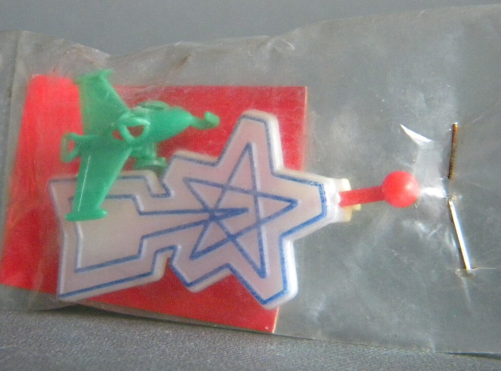 当時物 ★★ウルトラマン 駄菓子屋 パチ 流星バッジ 戦闘機 !! 昭和40年代 ULTRAMAN 怪獣 おまけ景品 宇宙人 漫画★★未使用デッドストック