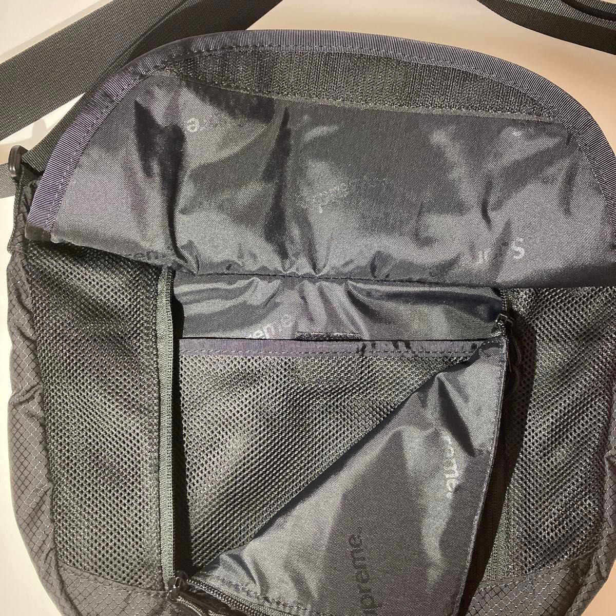 22SS Supreme Small Messenger Bag 【Black】 ショルダーバッグ 22SS Supreme Small Messenger Bag 【Black】 ショルダーバッグ