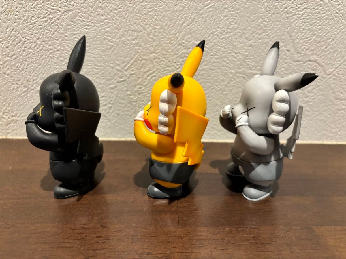 高級素材使用ブランド ピカチュウ ポケモン カウズ レア 海外限定 3体セット kaws アクセサリ、周辺機器