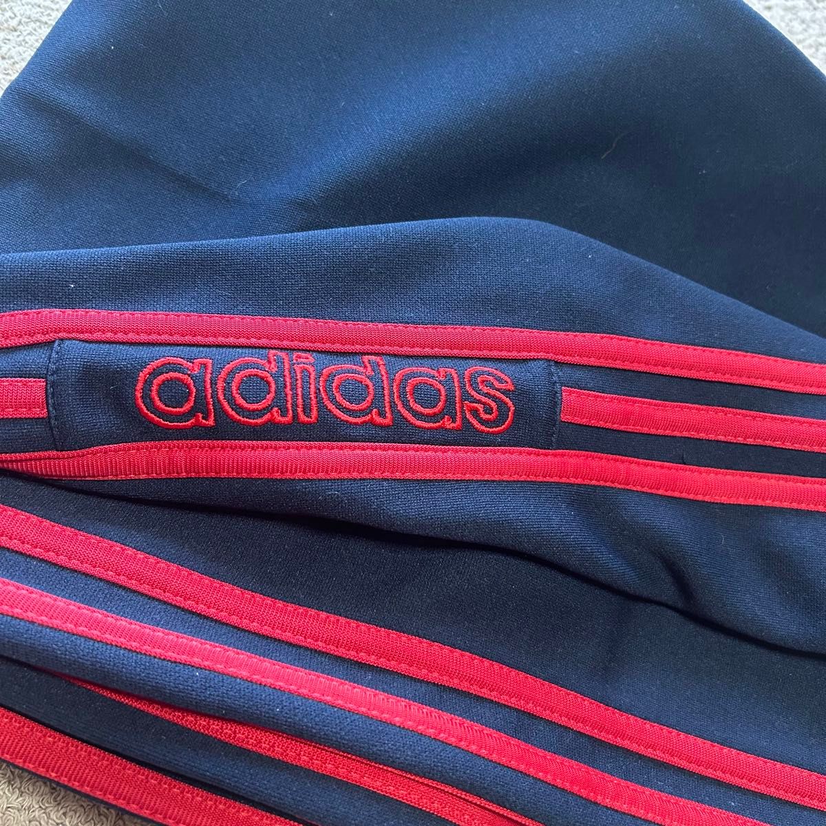 adidas アディダス ジャージトラックパンツ オーバーサイズ 刺繍 adidas アディダス ジャージトラックパンツ オーバーサイズ 刺繍