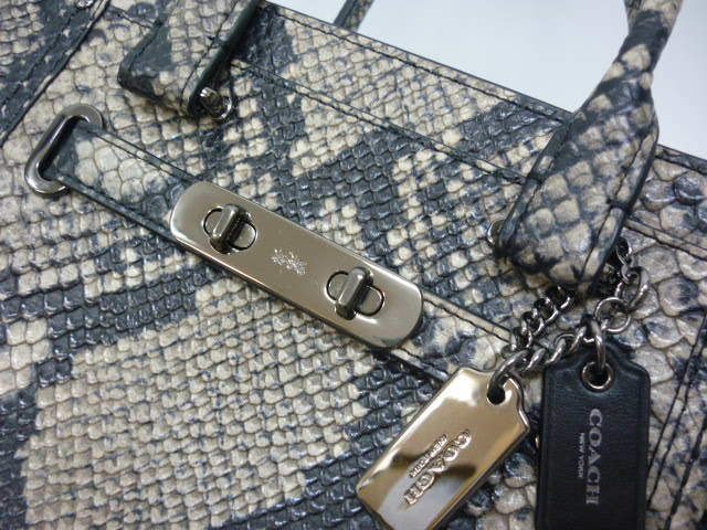 超美品 COACH コーチ 2WAY ハンドバッグ パイソン型押し スワッガー 21