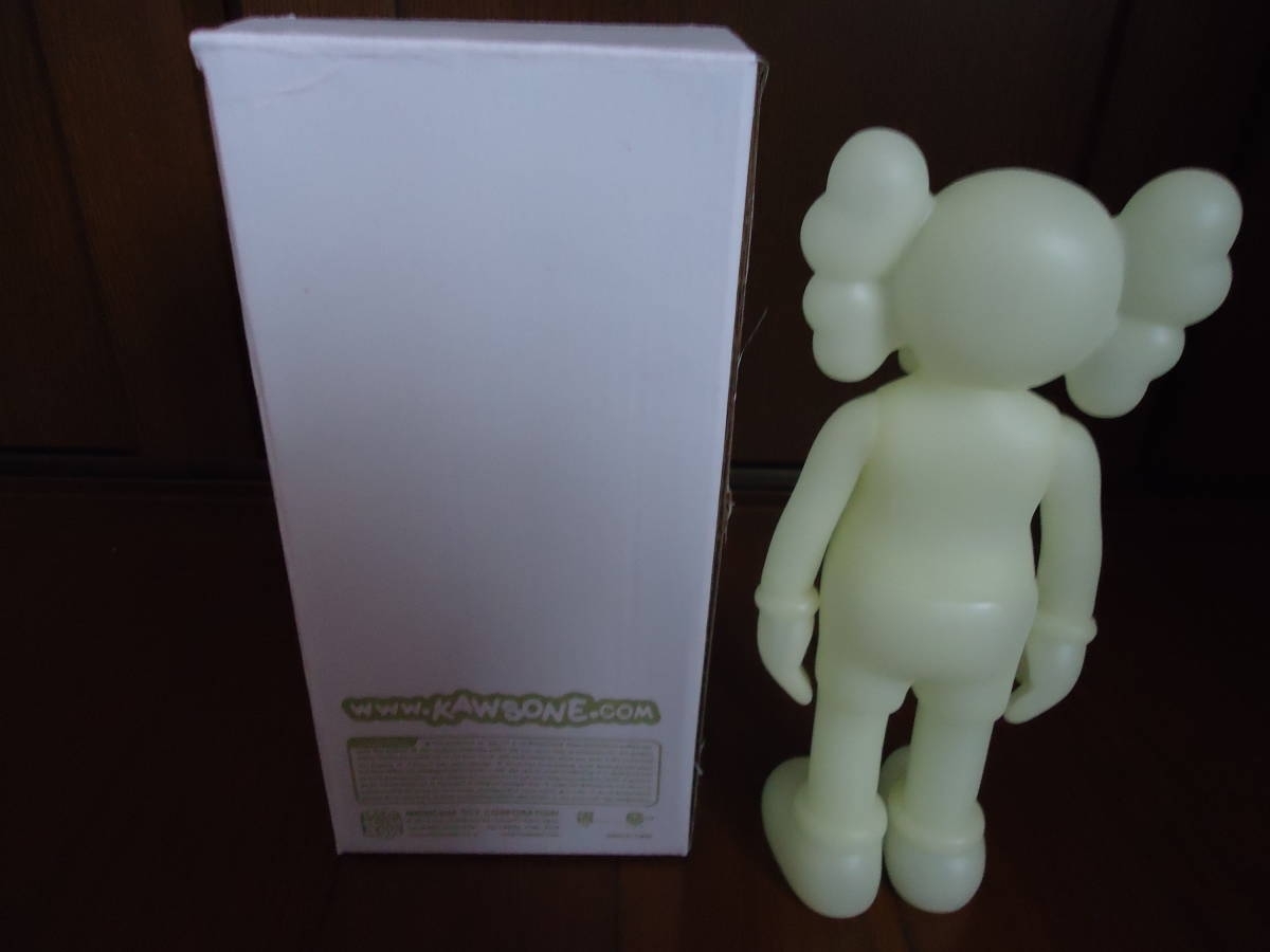 * ultra rare KAWS 8inch Original Fake Green Eyes. light approximately 19cm * light . present .... if do luminescence does *