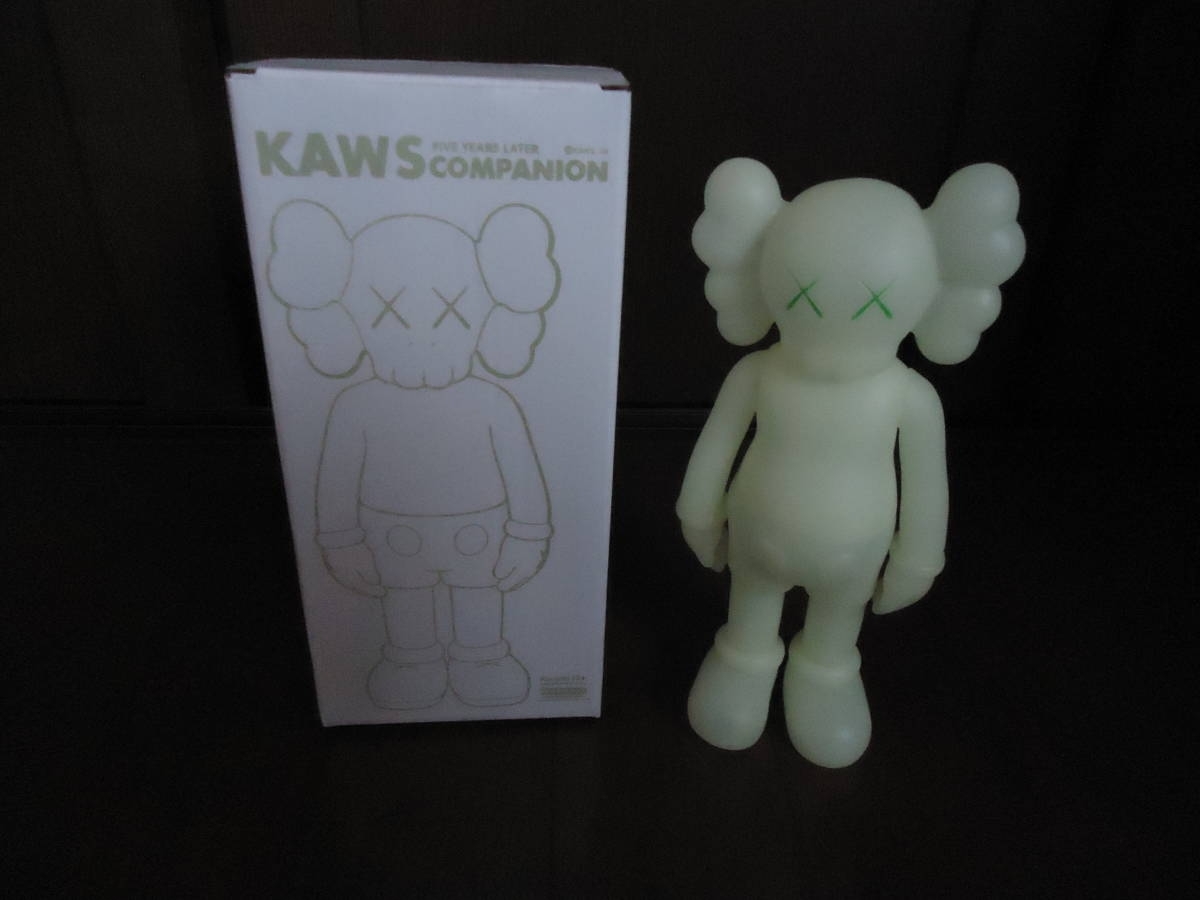 * ultra rare KAWS 8inch Original Fake Green Eyes. light approximately 19cm * light . present .... if do luminescence does *