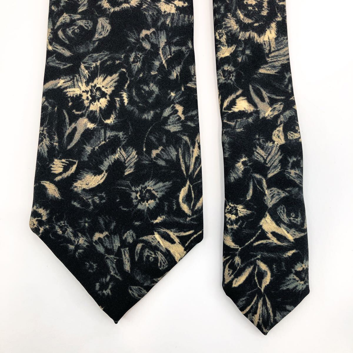 ✨極美品☆ポールスミス☆大人気花柄☆裏地花柄☆ブラック☆ドット☆ネクタイ☆ 極美品 現行タグ ポールスミス ジャガード フローラル ネクタイ