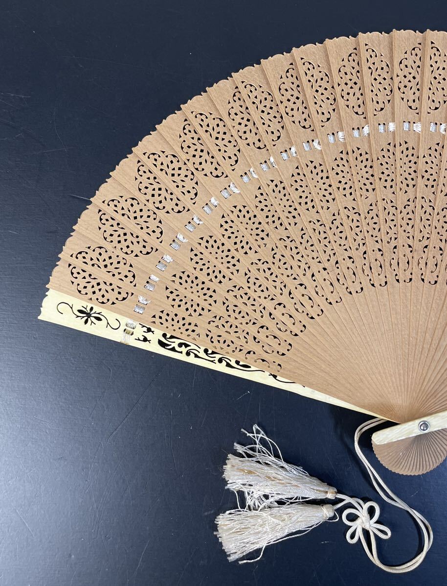 飾り扇子 中国 縁起物 中国特製 扇子 白檀扇 木箱入 透かし彫り 白檀扇子 香木 中国
