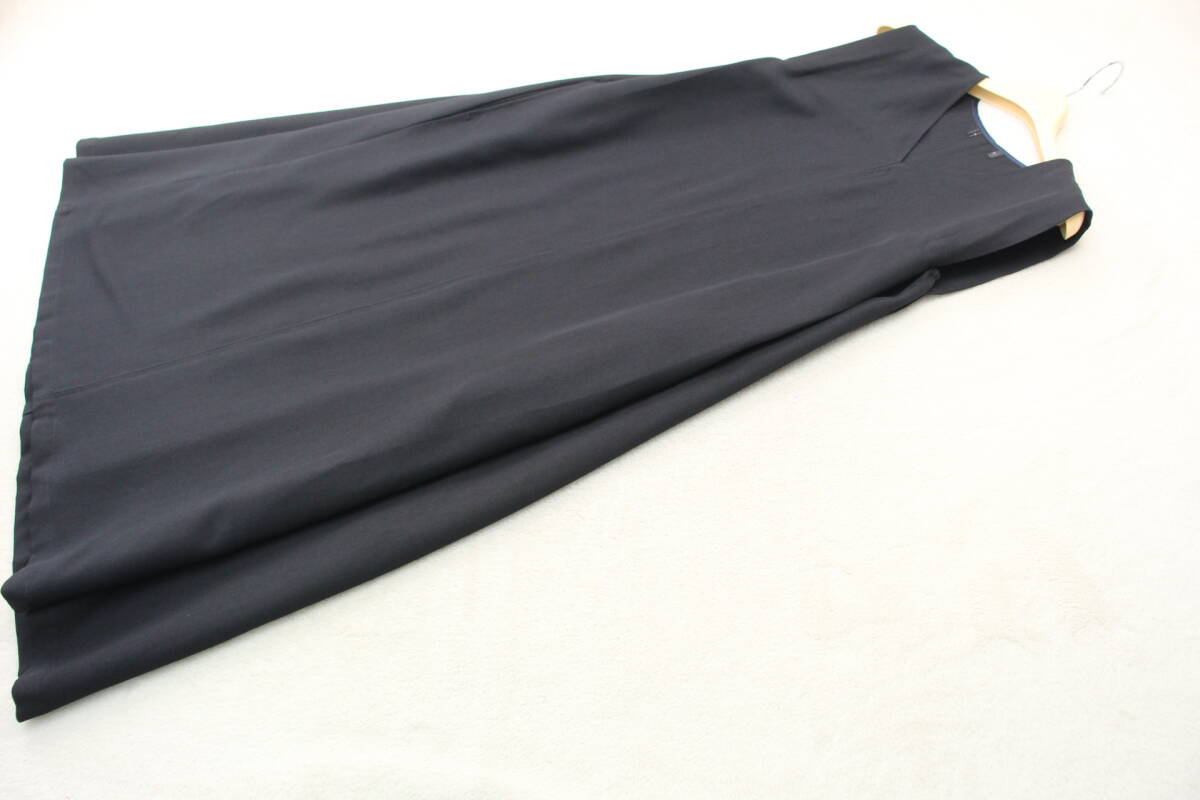 8-129 新品　Ｖネックフレアワンピース Ｆサイズ　定価12，000円