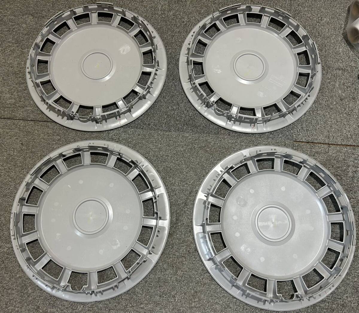 ムーヴキャンバス ホイールキャップ ホワイト×シルバー 未使用品4枚 