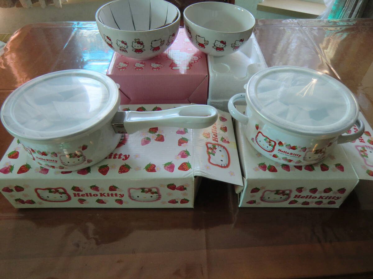 ♪ 送料無料！ 未使用品　ハローキティ　キッチンセット　ほうろう鍋　/　セラミックボウルセット (陶磁器)　 ～ 