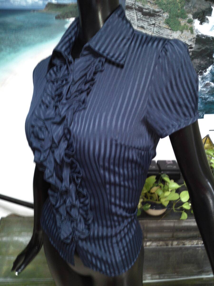 人妻 ブラウス Z / OL セールスレディ 熟女 おばさん 大人の女 オフィス 通勤 御用達 sexy 光沢 シャドウストライプ フリル ブラウス(Mサイズ)|売買されたオークション情報、yahooの商品情報をアーカイブ公開 ファッション