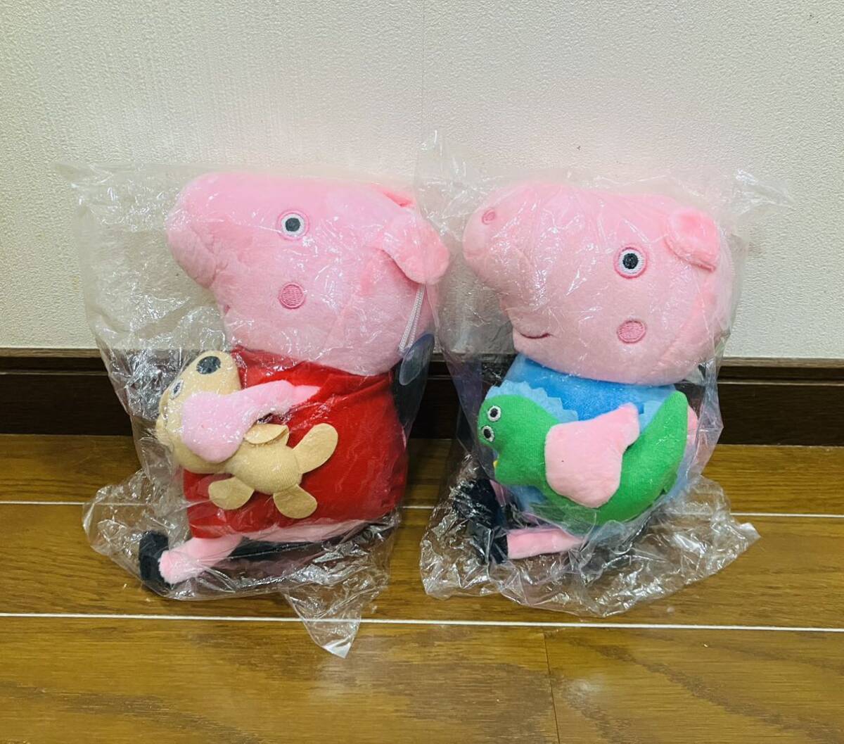 新品未開封☆ペッパピッグPeppa pig☆ペッパピッグ&ジョージピッグ☆吸盤付きぬいぐるみ☆2個セット☆テディ&ダイナソー(恐竜)☆激安