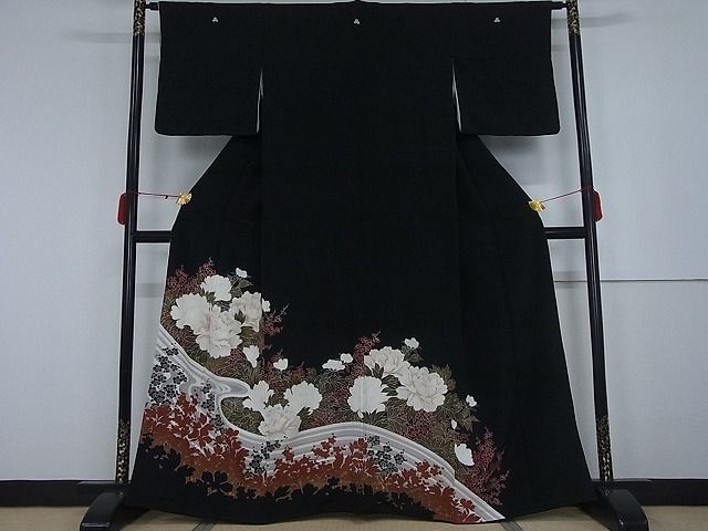 平和屋-こころ店■豪華黒留袖　刺繍　流水草花文　金彩　正絹　逸品　AAAJ3027Agk