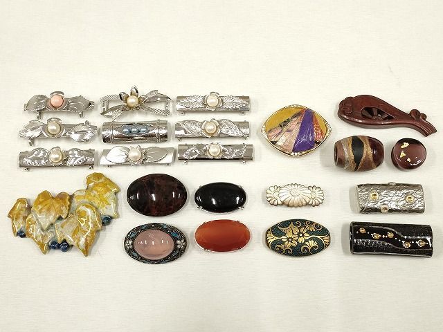 平和屋-こころ店■和装小物　帯留め・ブローチまとめて22点　作家物　パール　九谷焼　シルバー　サンゴ　逸品　AAAJ0336Aay