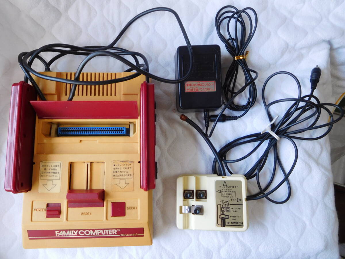 任天堂 ニンテンドー ファミリーコンピューター 本体 HVC-001 任天堂 ニンテンドー ファミリーコンピューター 本体 HVC-001
