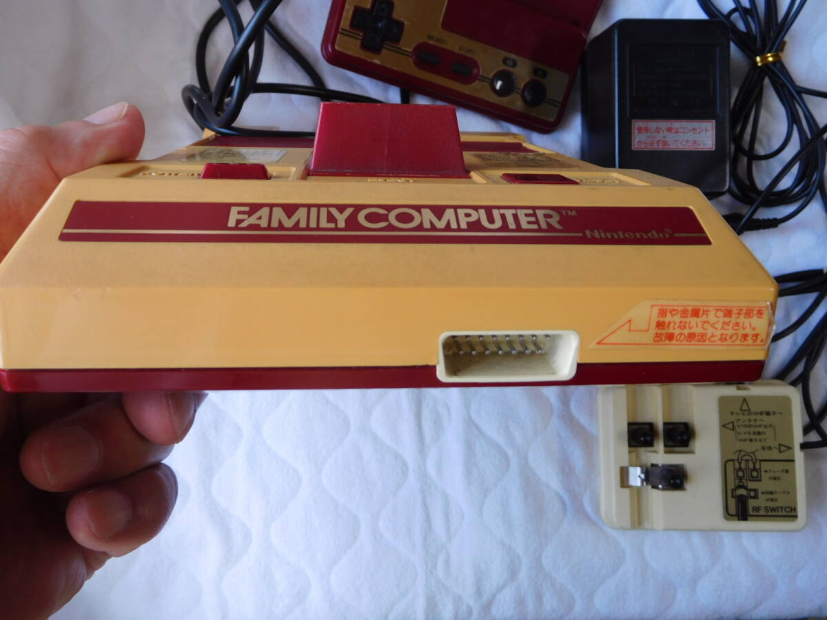 任天堂 ニンテンドー ファミリーコンピューター 本体 HVC-001 任天堂 ニンテンドー ファミリーコンピューター 本体 HVC-001