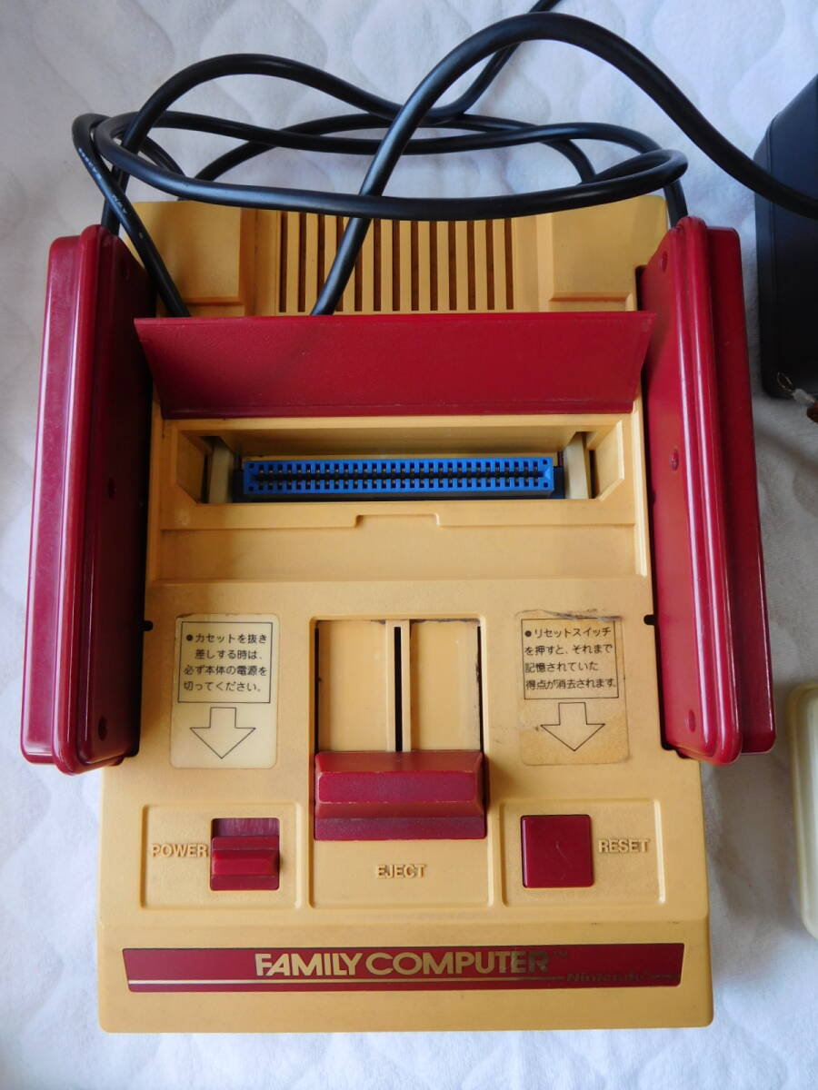 任天堂 ニンテンドー ファミリーコンピューター 本体 HVC-001 任天堂 ニンテンドー ファミリーコンピューター 本体 HVC-001