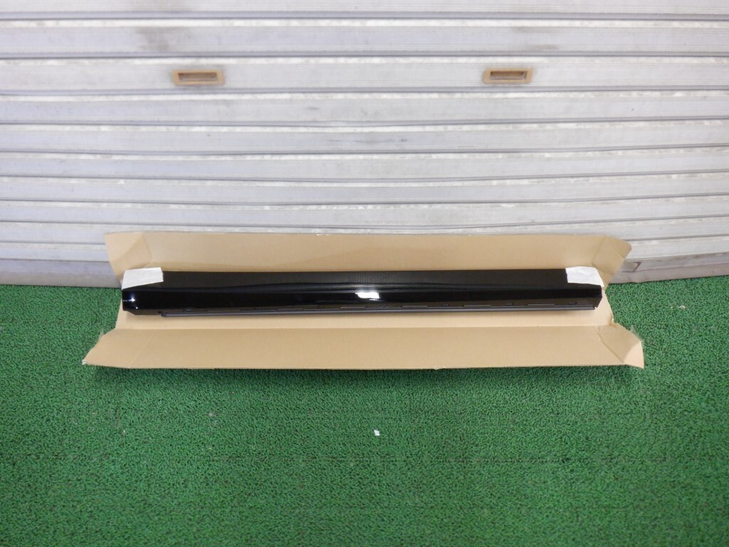未使用　アルファード/ヴェルファイア　30　右リアドアパネル　右スライドドアパネル　マッドガード　76905-58050-C0　（A998）