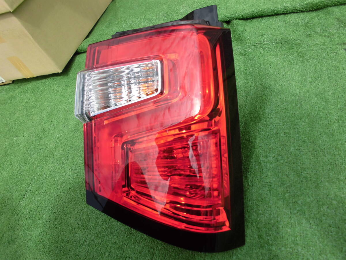 デリカD5 3DA-CV1W テールレンズ右 デリカD5 3DA-CV1W テールレンズ右