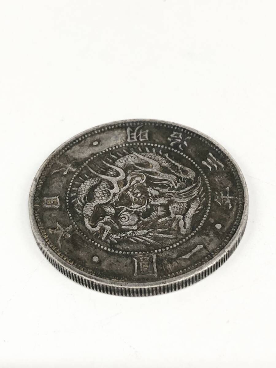 8332　真鷹不明　明治3年　一圓銀貨　約27.03ｇ　比重約10.21　古銭