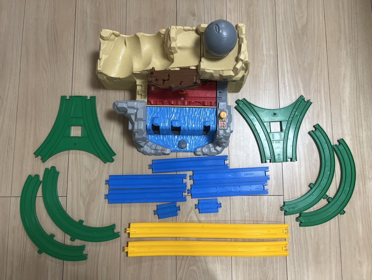 プラレール トミカを運ぼう！サクサクつみおろしターミナル