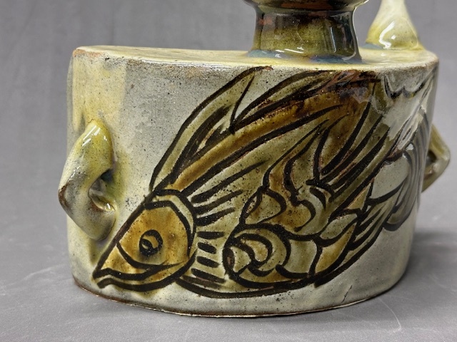 1664】☆人間国宝 金城次郎作 魚文花瓶 壺屋焼 ☆