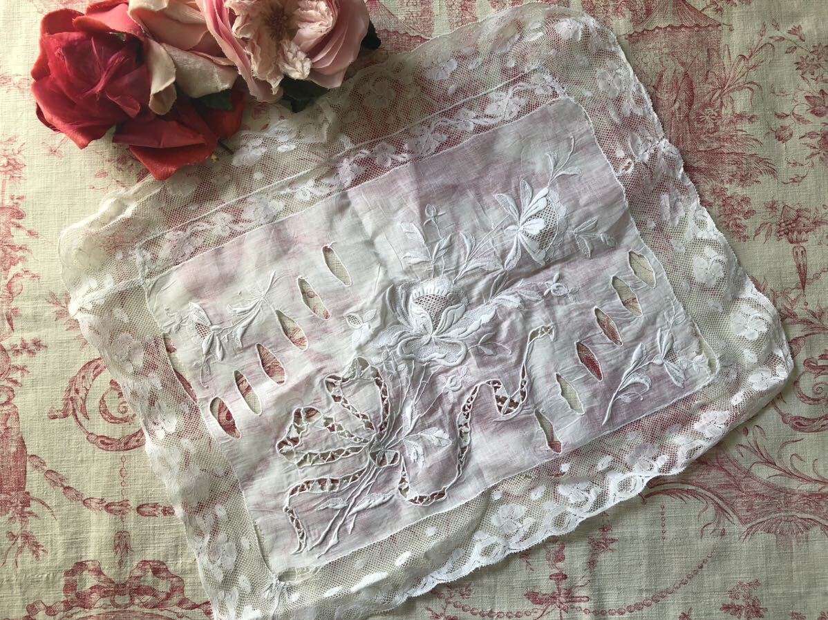 フランスアンティーク 豪華！美しいレースと白刺繍のドイリー！花柄　ヴァランジェンヌ　素材　ハンドメイド　手作業　ドール