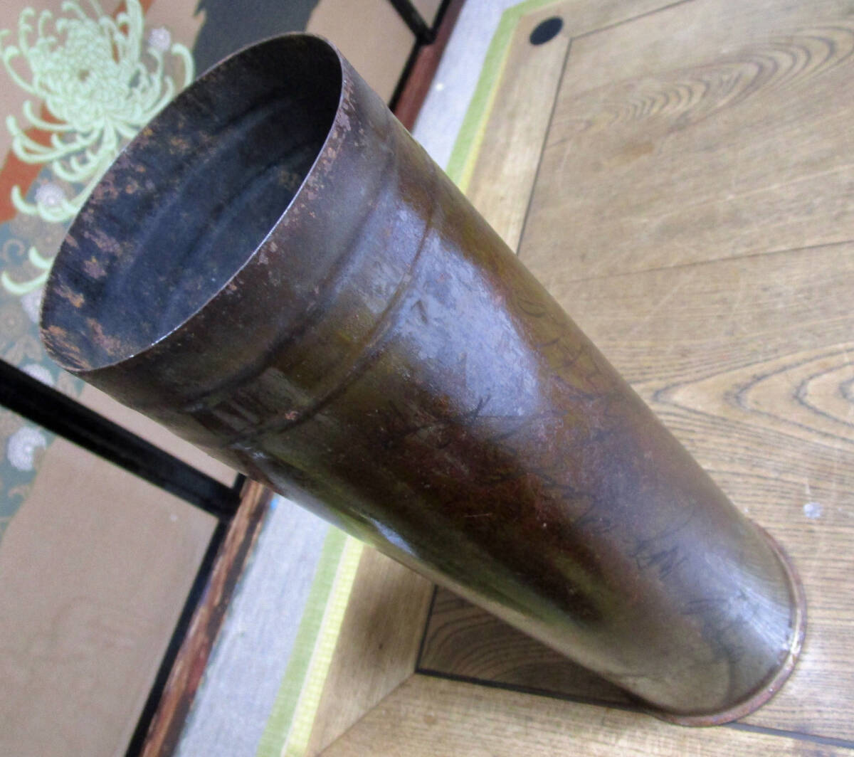【 ｋ２４４ 】 砲弾 薬莢 口径１０５ｍｍ/底１１９ｍｍ/全長３７０ｍｍ/重量２．１ｋｇ 火薬無し合法安全品
